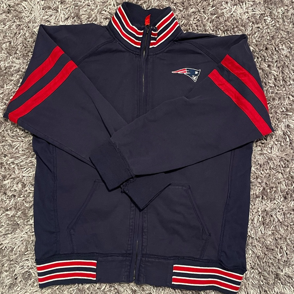 Men’s Patriots zip sweatshirt. Slight distressed look. Very good used condition.